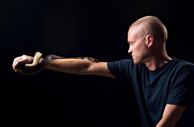 Он сотни раз вводил себе змеиный яд — и его кровь могла бы сделать прорыв в лечении змеиных укусов