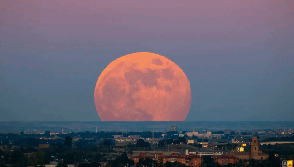 Увидеть эту редкую «суперлуна» и планету в эти выходные — вот где и когда это случится!