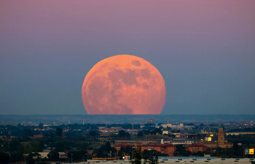 Увидеть эту редкую «суперлуна» и планету в эти выходные — вот где и когда это случится!