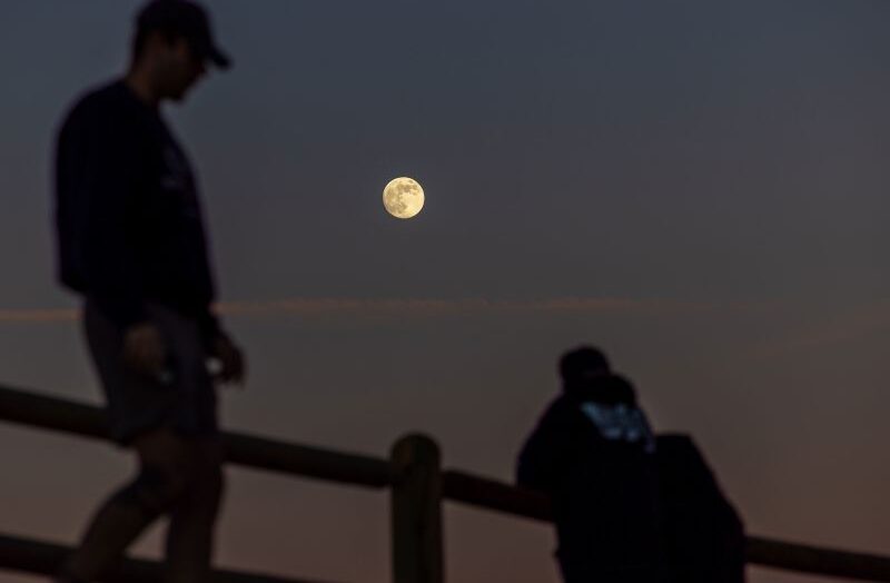 Как увидеть суперлуние и метеоры в ночном небе на этой неделе