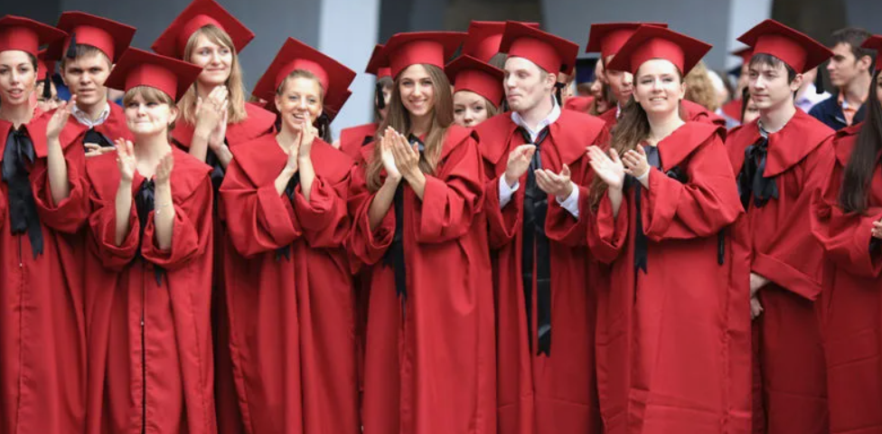 Мантии на выпускной, которые запомнятся на фотографиях