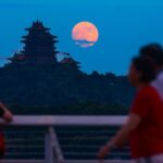 Зеленые полосы — это тайна затмения, которую Тен пытаются разгадать ученые
